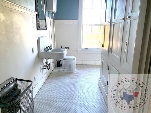 bathroom featuring toilet