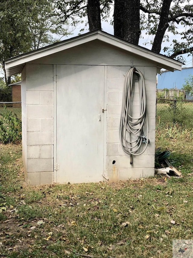 view of outdoor structure featuring a yard