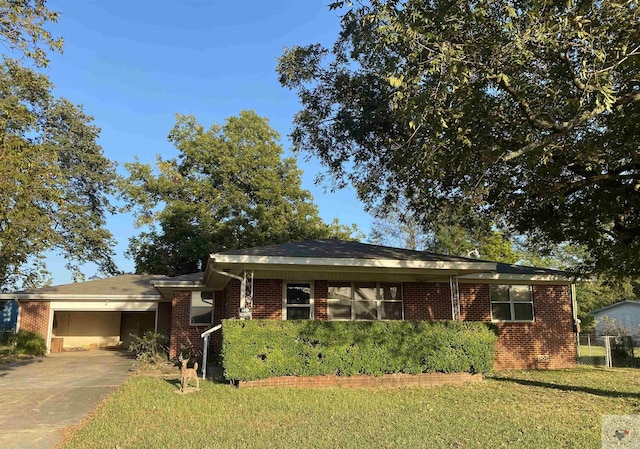 view of front of house featuring a garage and a front yard