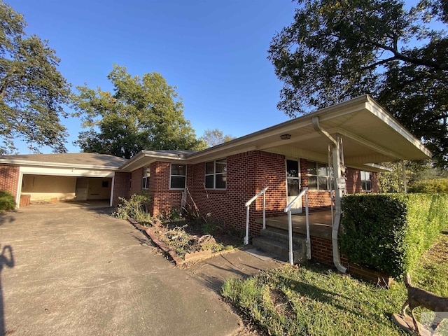 ranch-style house with covered porch