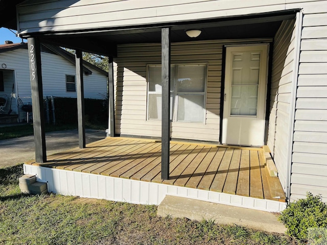 entrance to property featuring a wooden deck