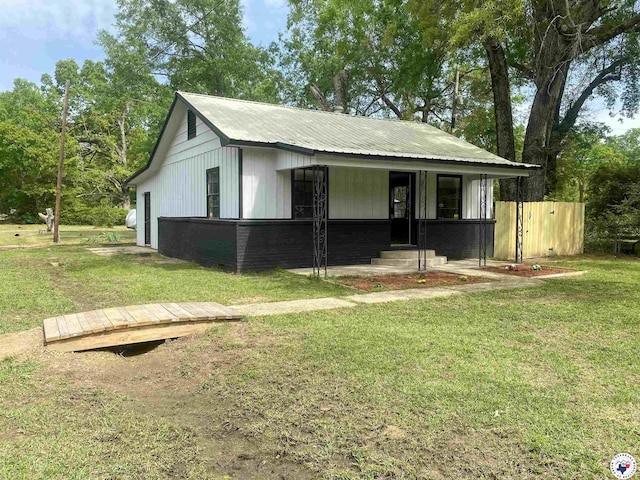 100 Roosevelt St, Hooks, TX 75561 - view of front of house with a front yard and metal roof