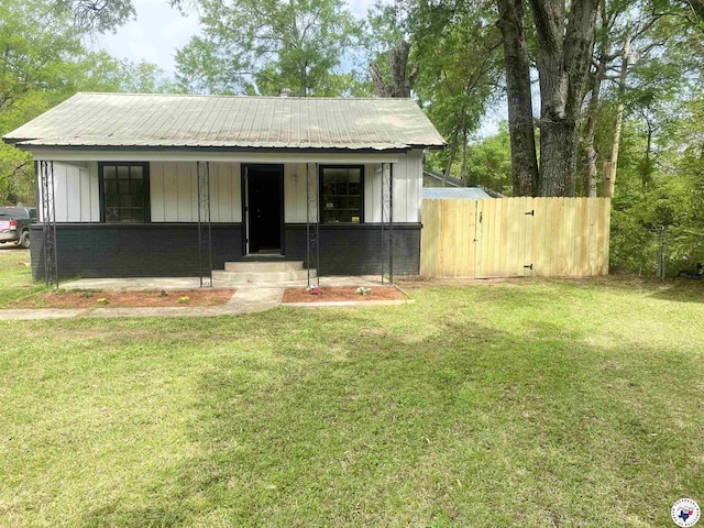 100 Roosevelt St, Hooks, TX 75561 - bungalow-style house featuring board and batten siding and metal roof