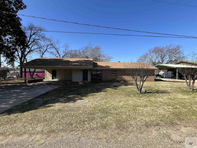 view of front of property featuring a carport and a front yard