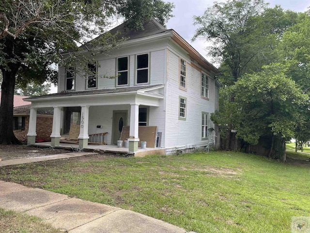 view of front facade featuring covered porch and a front lawn