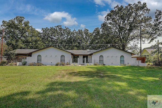 ranch-style home featuring a front lawn