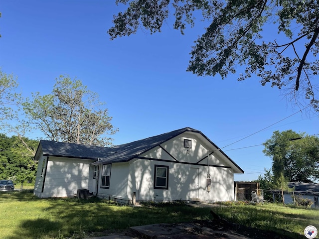 401 S State Line Ave, Texarkana, AR 71854 - exterior space featuring a front yard