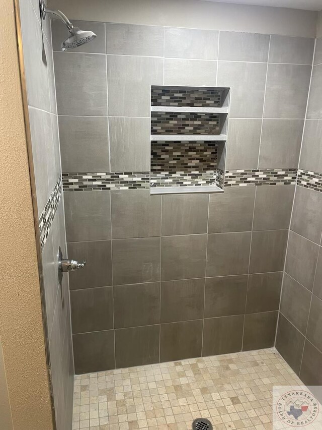 bathroom featuring tiled shower