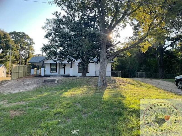 view of front of house with a front lawn