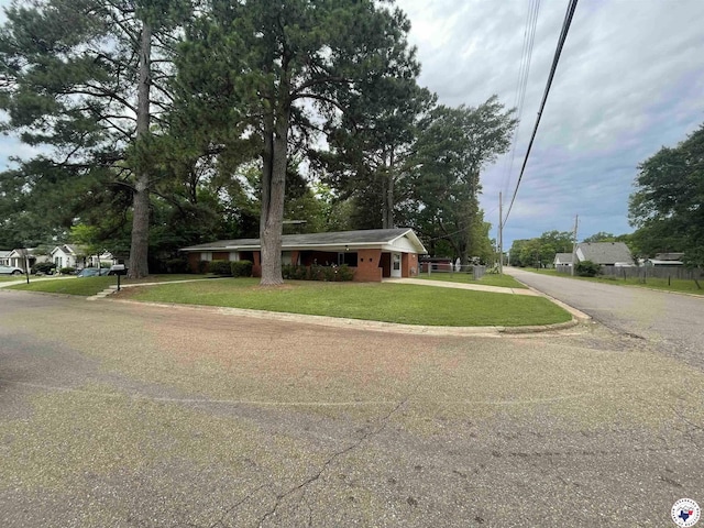 3123 Hickory St, Texarkana, AR 71854 - view of front of home with asphalt driveway and a front lawn