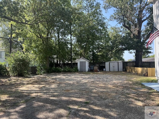 view of yard featuring a storage unit