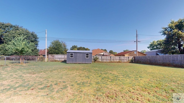 view of yard featuring a shed