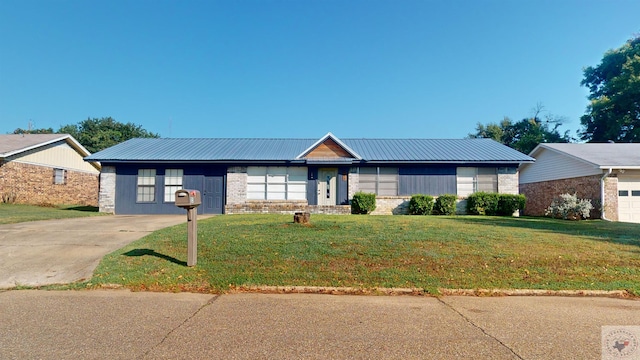 single story home with a front yard