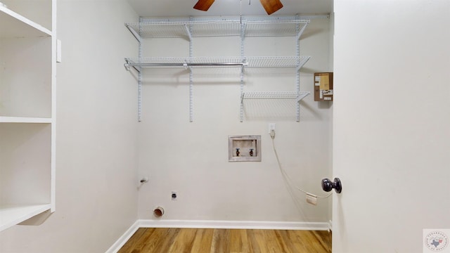 clothes washing area featuring ceiling fan, hardwood / wood-style flooring, hookup for a washing machine, electric dryer hookup, and hookup for a gas dryer