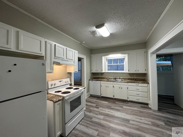 kitchen with sink, white cabinets, white appliances, a textured ceiling, and ornamental molding