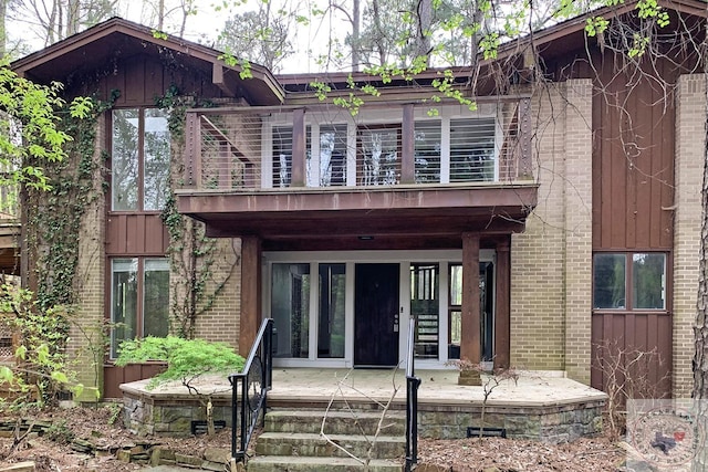 view of front facade featuring a balcony