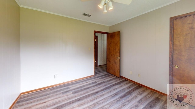 unfurnished room with ceiling fan, crown molding, and light wood-type flooring