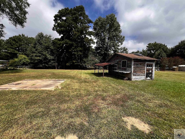 view of yard featuring an outdoor structure