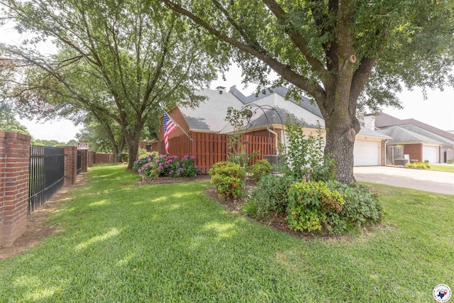 7 Brittan Pl, Texarkana, TX 75503 - view of yard featuring concrete driveway and a garage