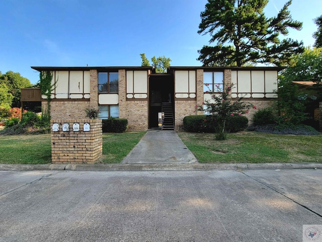 view of front facade featuring a front yard