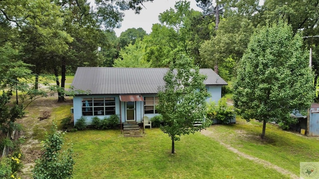 single story home featuring a front yard