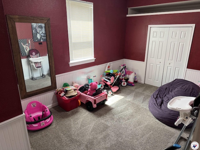 1205 W 40th St, Texarkana, TX 75503 - recreation room featuring wainscoting and carpet flooring