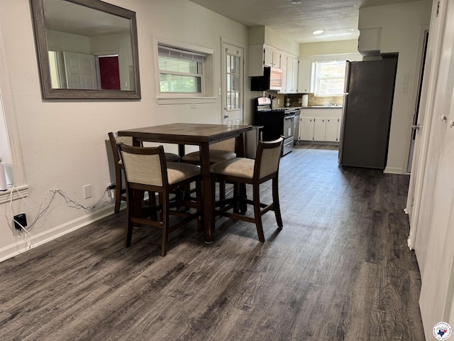 1205 W 40th St, Texarkana, TX 75503 - dining space featuring dark wood finished floors and baseboards