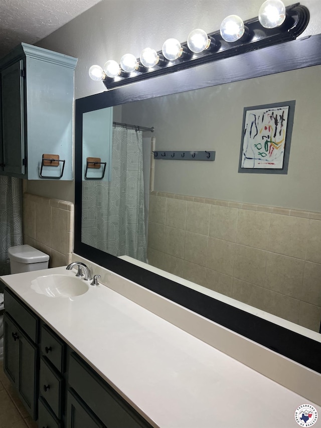3609 Belmont Ave, Texarkana, AR 71854 - full bathroom with tile walls, vanity, a textured ceiling, and curtained shower