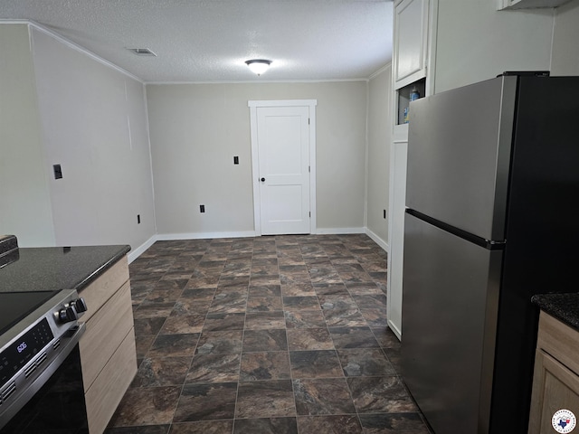 1405 S Fulton St, Hope, AR 71801 - kitchen featuring stainless steel appliances, baseboards, stone finish flooring, and ornamental molding