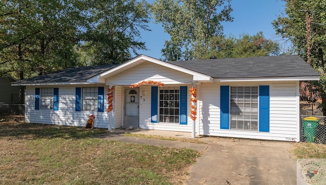 single story home with a front lawn