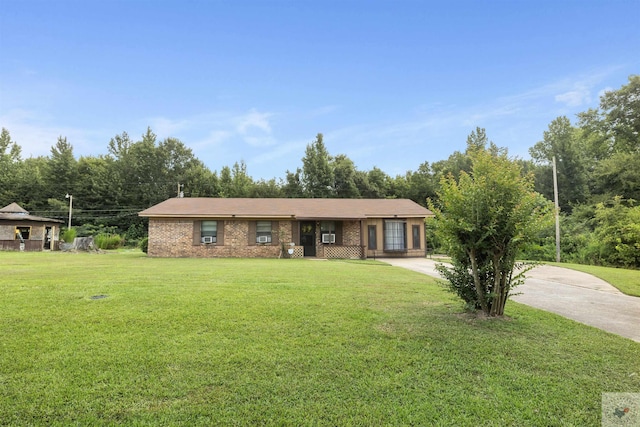 ranch-style house featuring a front yard