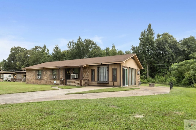 ranch-style home featuring cooling unit and a front lawn