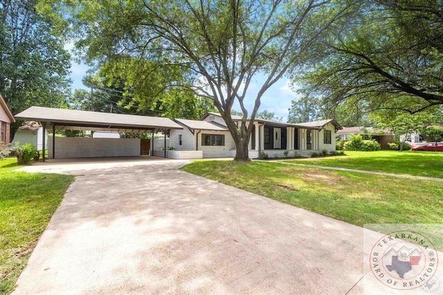 view of front of house featuring a front lawn