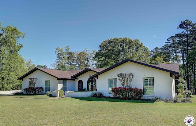 986 Texas Highway 77 W, Atlanta, TX 75551 - ranch-style home featuring a front yard and brick siding