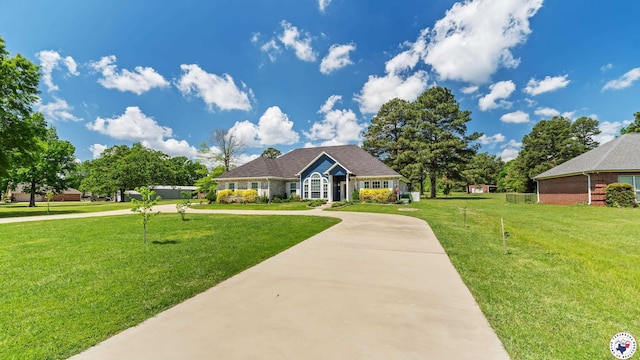 view of front of house featuring driveway and a front yard