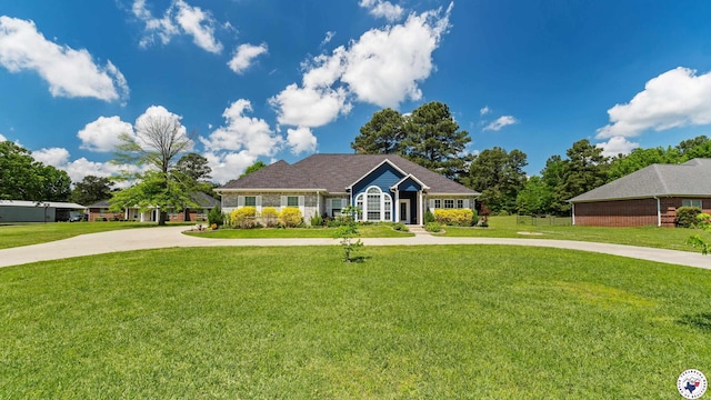 view of front of property with driveway and a front yard
