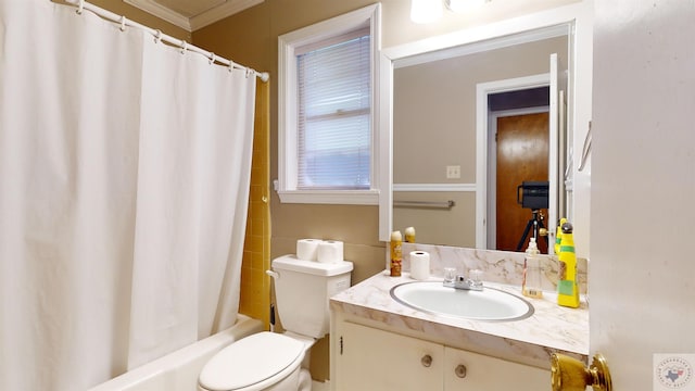 full bathroom featuring shower / bath combo with shower curtain, toilet, vanity, and ornamental molding