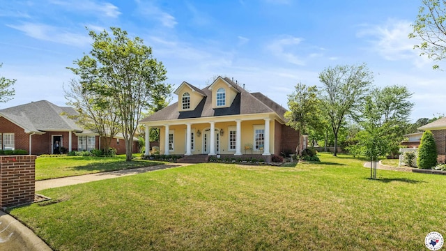 11 Dogwood Pl, Texarkana, TX 75503 - cape cod house featuring a porch, roof with shingles, and a front lawn