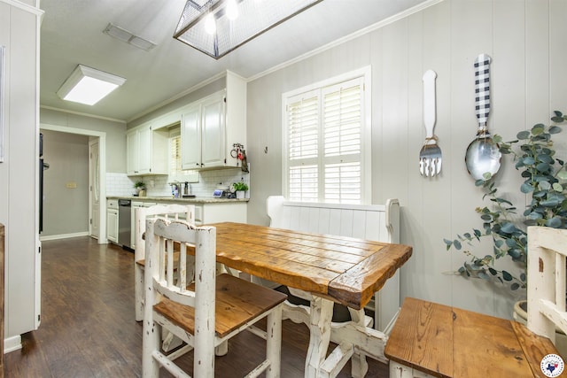 205 S Park Dr, New Boston, TX 75570 - dining area featuring ornamental molding, dark wood-style flooring, and baseboards