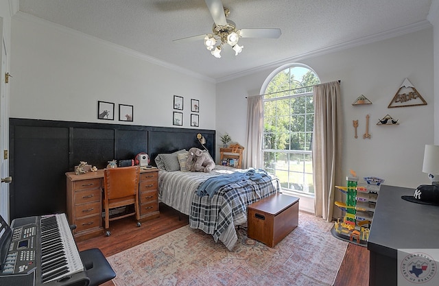 bedroom with hardwood / wood-style floors, a textured ceiling, ornamental molding, and ceiling fan