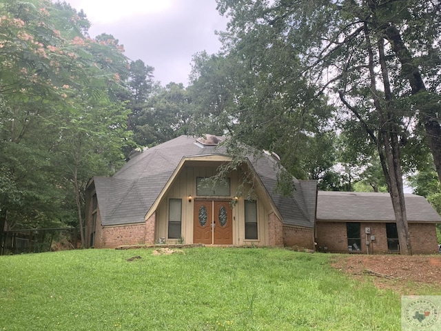 view of front of house featuring a front lawn