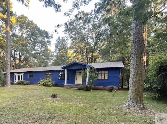 ranch-style home featuring a front lawn