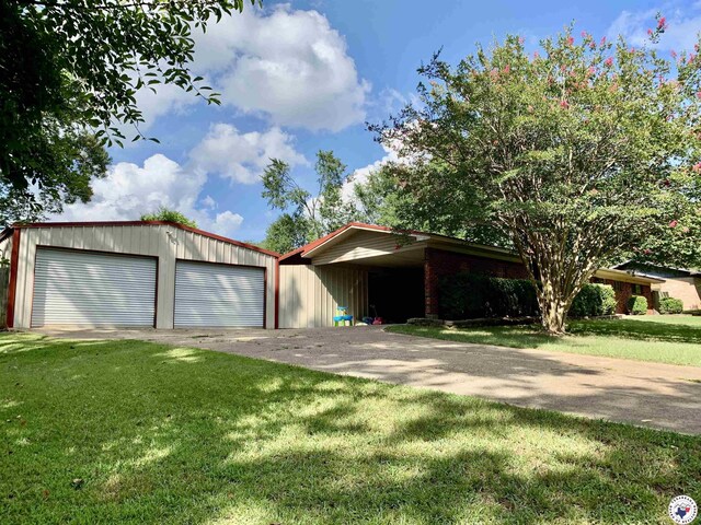308 Eleanor St, Atlanta, TX 75551 - view of front of house featuring a garage and a front lawn