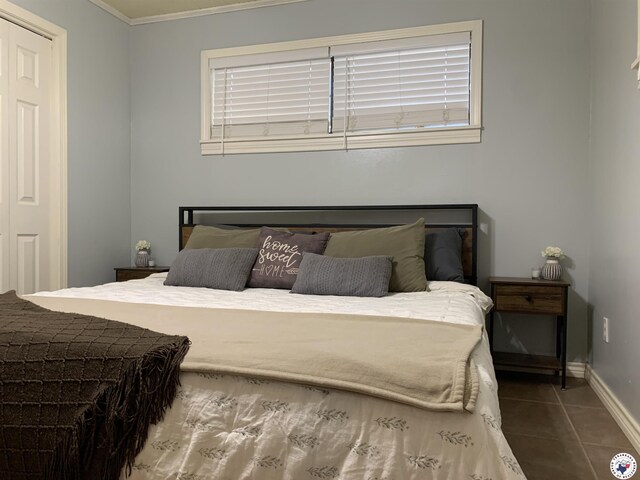308 Eleanor St, Atlanta, TX 75551 - tiled bedroom with baseboards and crown molding