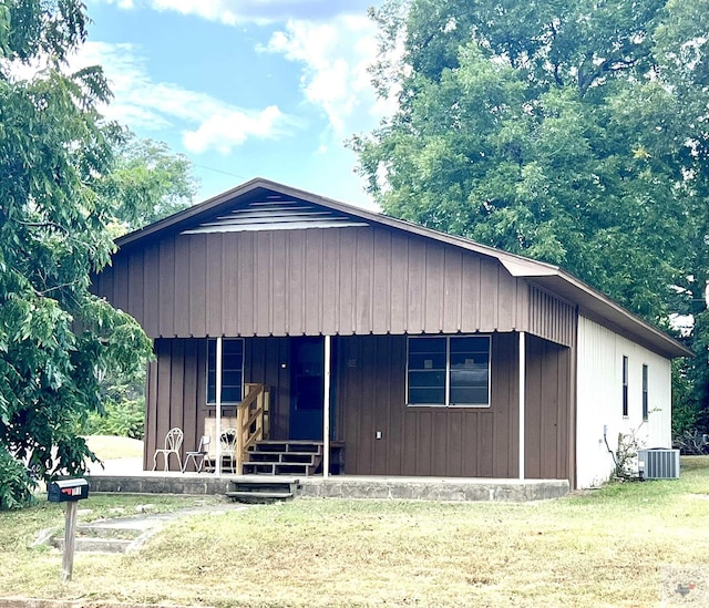 view of front facade featuring a front lawn and cooling unit