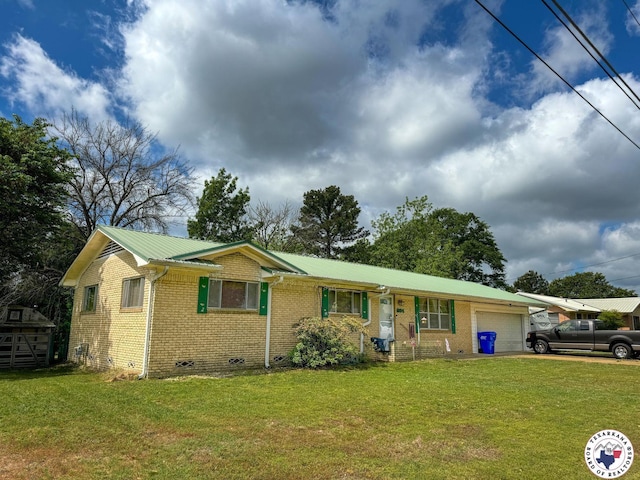 1004 Hillcrest St, Linden, TX 75563 - single story home with brick siding, a garage, a front lawn, and metal roof