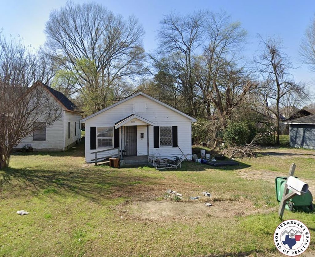 1717 W 10th St, Texarkana, TX 75501 - bungalow featuring a front yard
