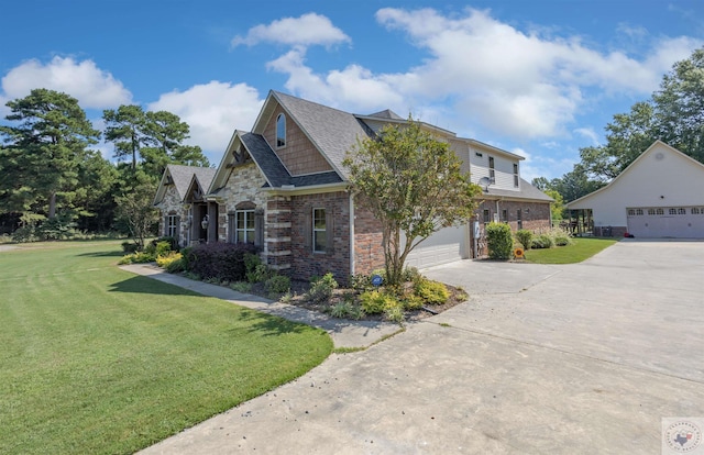 craftsman inspired home featuring a front lawn