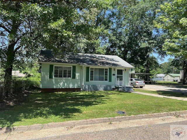 view of front of home featuring a front yard and a carport