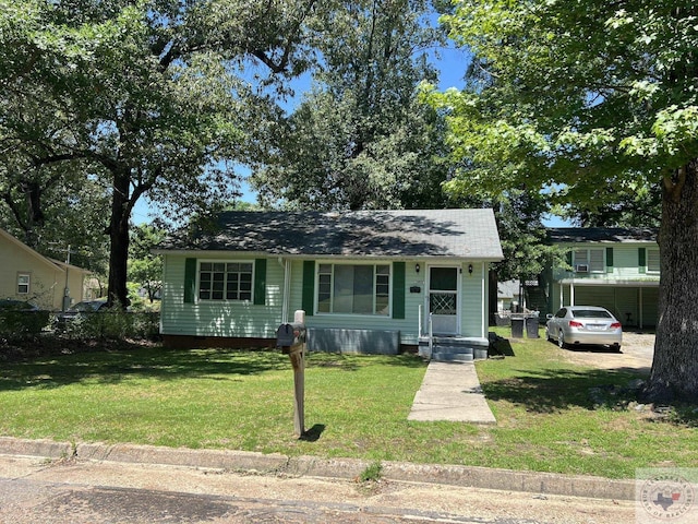 view of front facade with a front yard